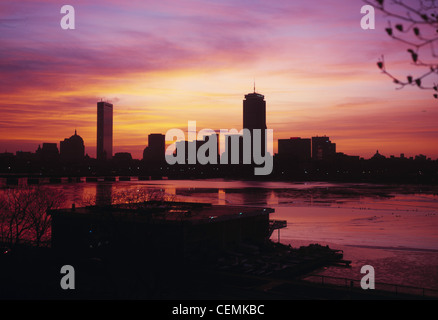 Die Boston Back Bay Skyline und das Pierce boathouse auf dem Massachusetts Institut für Technologie Campus in Cambridge, MA bei Sonnenaufgang gesehen. Stockfoto