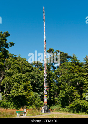 Der weltweit höchste Totempfahl ist 127 Fuß hoch in Victoria auf Vancouver Island in Kanada Stockfoto