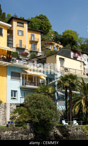 Ockerfarbene Tessiner Villen mit Blick auf See Lago Maggiore, Ronco Sopra Ascona, Tessin, Schweiz Stockfoto
