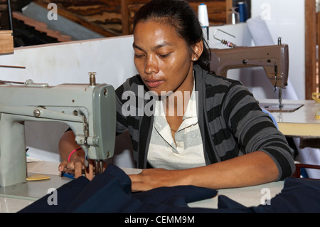 Professionelles Nähen in einer Schneiderei, Siem Reap, Kambodscha Stockfoto