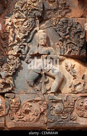 Gott Shiva mit mehreren Armen dargestellt auf der östlichen Gopura die innere Umfassungsmauer, Banteay Srei Tempel, Angkor, Kambodscha Stockfoto