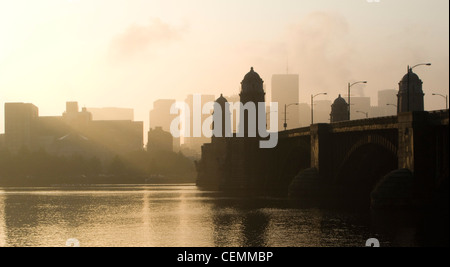 Die Longfellow Bridge über den Charles River in Boston, MA in der Morgendämmerung zu sehen. Stockfoto