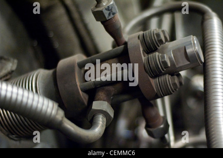 Von innen mit KWK-Anlage, einem dicht gepackten Labyrinth von Rohren und schweres Gerät, dass das Gas turbine Combustion Turbine Generator Set beinhaltet, eine effiziente Art der Herstellung von elektrischer und thermischer Energie macht der Mit-Campus zu helfen, während die Verbesserung der Energieeffizienz um 18 % und die Emissionen um 45% gegenüber dem Vorjahr. Stockfoto