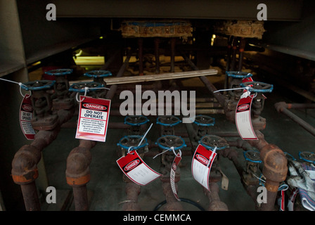 Von innen mit KWK-Anlage, einem dicht gepackten Labyrinth von Rohren und schweres Gerät, dass das Gas turbine Combustion Turbine Generator Set beinhaltet, eine effiziente Art der Herstellung von elektrischer und thermischer Energie macht der Mit-Campus zu helfen, während die Verbesserung der Energieeffizienz um 18 % und die Emissionen um 45% gegenüber dem Vorjahr. Stockfoto