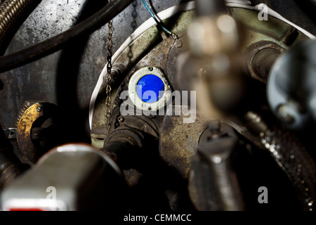 Von innen mit KWK-Anlage, einem dicht gepackten Labyrinth von Rohren und schweres Gerät, dass das Gas turbine Combustion Turbine Generator Set beinhaltet, eine effiziente Art der Herstellung von elektrischer und thermischer Energie macht der Mit-Campus zu helfen, während die Verbesserung der Energieeffizienz um 18 % und die Emissionen um 45% gegenüber dem Vorjahr. Stockfoto