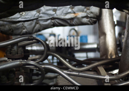 Von innen mit KWK-Anlage, einem dicht gepackten Labyrinth von Rohren und schweres Gerät, dass das Gas turbine Combustion Turbine Generator Set beinhaltet, eine effiziente Art der Herstellung von elektrischer und thermischer Energie macht der Mit-Campus zu helfen, während die Verbesserung der Energieeffizienz um 18 % und die Emissionen um 45% gegenüber dem Vorjahr. Stockfoto