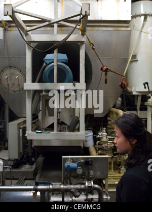 Von innen mit KWK-Anlage, einem dicht gepackten Labyrinth von Rohren und schweres Gerät, dass das Gas turbine Combustion Turbine Generator Set beinhaltet, eine effiziente Art der Herstellung von elektrischer und thermischer Energie macht der Mit-Campus zu helfen, während die Verbesserung der Energieeffizienz um 18 % und die Emissionen um 45% gegenüber dem Vorjahr. Stockfoto