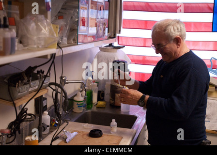 Von innen mit KWK-Anlage, einem dicht gepackten Labyrinth von Rohren und schweres Gerät, dass das Gas turbine Combustion Turbine Generator Set beinhaltet, eine effiziente Art der Herstellung von elektrischer und thermischer Energie macht der Mit-Campus zu helfen, während die Verbesserung der Energieeffizienz um 18 % und die Emissionen um 45% gegenüber dem Vorjahr. Stockfoto