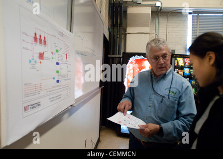 Von innen mit KWK-Anlage, einem dicht gepackten Labyrinth von Rohren und schweres Gerät, dass das Gas turbine Combustion Turbine Generator Set beinhaltet, eine effiziente Art der Herstellung von elektrischer und thermischer Energie macht der Mit-Campus zu helfen, während die Verbesserung der Energieeffizienz um 18 % und die Emissionen um 45% gegenüber dem Vorjahr. Stockfoto