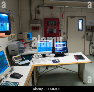 Von innen mit KWK-Anlage, einem dicht gepackten Labyrinth von Rohren und schweres Gerät, dass das Gas turbine Combustion Turbine Generator Set beinhaltet, eine effiziente Art der Herstellung von elektrischer und thermischer Energie macht der Mit-Campus zu helfen, während die Verbesserung der Energieeffizienz um 18 % und die Emissionen um 45% gegenüber dem Vorjahr. Stockfoto