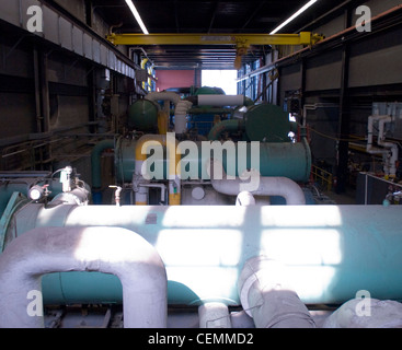 Von innen mit KWK-Anlage, einem dicht gepackten Labyrinth von Rohren und schweres Gerät, dass das Gas turbine Combustion Turbine Generator Set beinhaltet, eine effiziente Art der Herstellung von elektrischer und thermischer Energie macht der Mit-Campus zu helfen, während die Verbesserung der Energieeffizienz um 18 % und die Emissionen um 45% gegenüber dem Vorjahr. Stockfoto