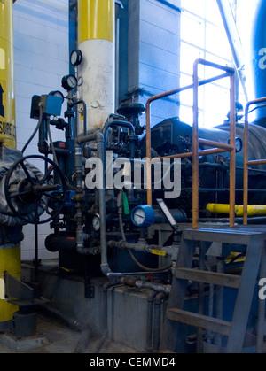 Von innen mit KWK-Anlage, einem dicht gepackten Labyrinth von Rohren und schweres Gerät, dass das Gas turbine Combustion Turbine Generator Set beinhaltet, eine effiziente Art der Herstellung von elektrischer und thermischer Energie macht der Mit-Campus zu helfen, während die Verbesserung der Energieeffizienz um 18 % und die Emissionen um 45% gegenüber dem Vorjahr. Stockfoto