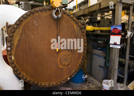 Von innen mit KWK-Anlage, einem dicht gepackten Labyrinth von Rohren und schweres Gerät, dass das Gas turbine Combustion Turbine Generator Set beinhaltet, eine effiziente Art der Herstellung von elektrischer und thermischer Energie macht der Mit-Campus zu helfen, während die Verbesserung der Energieeffizienz um 18 % und die Emissionen um 45% gegenüber dem Vorjahr. Stockfoto