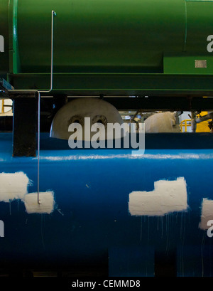 Von innen mit KWK-Anlage, einem dicht gepackten Labyrinth von Rohren und schweres Gerät, dass das Gas turbine Combustion Turbine Generator Set beinhaltet, eine effiziente Art der Herstellung von elektrischer und thermischer Energie macht der Mit-Campus zu helfen, während die Verbesserung der Energieeffizienz um 18 % und die Emissionen um 45% gegenüber dem Vorjahr. Stockfoto