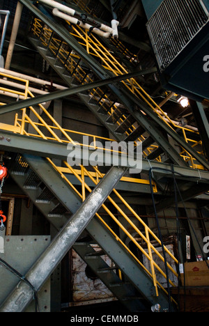 Von innen mit KWK-Anlage, einem dicht gepackten Labyrinth von Rohren und schweres Gerät, dass das Gas turbine Combustion Turbine Generator Set beinhaltet, eine effiziente Art der Herstellung von elektrischer und thermischer Energie macht der Mit-Campus zu helfen, während die Verbesserung der Energieeffizienz um 18 % und die Emissionen um 45% gegenüber dem Vorjahr. Stockfoto