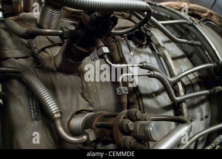 Von innen mit KWK-Anlage, einem dicht gepackten Labyrinth von Rohren und schweres Gerät, dass das Gas turbine Combustion Turbine Generator Set beinhaltet, eine effiziente Art der Herstellung von elektrischer und thermischer Energie macht der Mit-Campus zu helfen, während die Verbesserung der Energieeffizienz um 18 % und die Emissionen um 45% gegenüber dem Vorjahr. Stockfoto