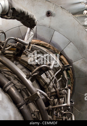 Von innen mit KWK-Anlage, einem dicht gepackten Labyrinth von Rohren und schweres Gerät, dass das Gas turbine Combustion Turbine Generator Set beinhaltet, eine effiziente Art der Herstellung von elektrischer und thermischer Energie macht der Mit-Campus zu helfen, während die Verbesserung der Energieeffizienz um 18 % und die Emissionen um 45% gegenüber dem Vorjahr. Stockfoto