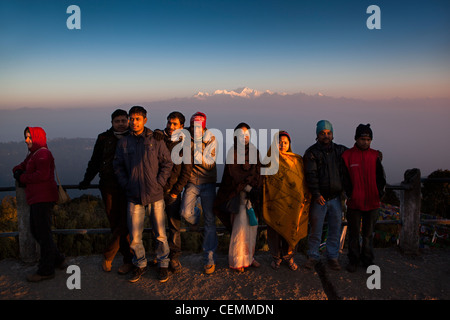 West-Bengalen, Darjeeling, Tiger Hill, Indien, indische Touristen posieren vor Kangchenjunga im Morgengrauen Stockfoto