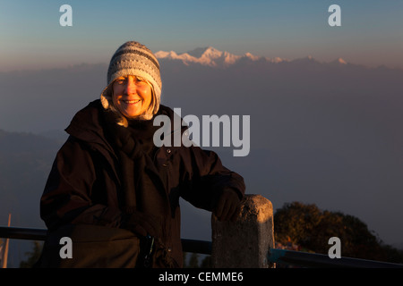 Indien, Westbengalen, Darjeeling, Tiger Hill, westliche Frau Touristen posieren vor Kangchenjunga im Morgengrauen Stockfoto