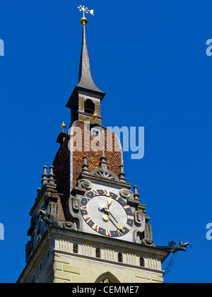 Die Stadtkirche und die ehemalige Stiftskirche (Stiftskirche) St. Mauritius ist das Wahrzeichen von Zofingen, Aargau, Schweiz. Stockfoto