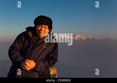 Indien, Westbengalen, Darjeeling, Tiger Hill, westlichen Menschen Touristen posieren vor Kangchenjunga im Morgengrauen Stockfoto