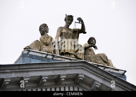 Die Statue oben auf das Dach des Courthouse auf Washington Street, Cork, County Cork, Irland. Stockfoto