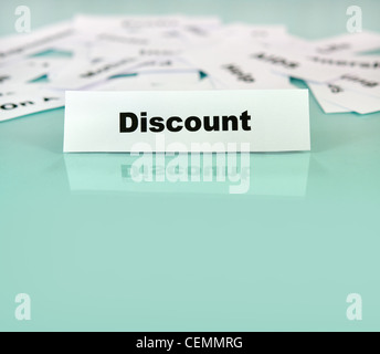 Zettel mit Rabatt Word, Text oder Zeichen drauf Stockfoto