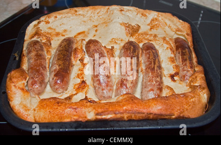 Hause gemacht Kröte in der Bohrung (britische Gericht Würstchen im Teig Pudding) Stockfoto