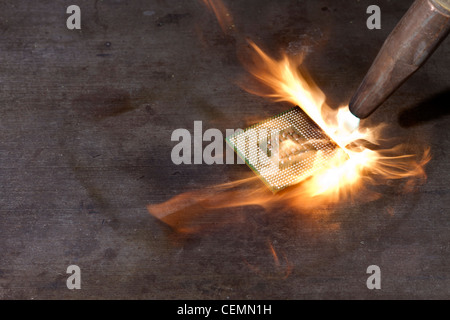 CPU und Schweißen Fackel mit großer Flamme auf metallischen Boden Stockfoto
