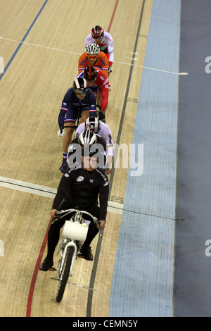 Sir Chris Hoy in der Herren Keirin-Rennen auf der UCI Track Cycling World Cup Radrennbahn. Stockfoto