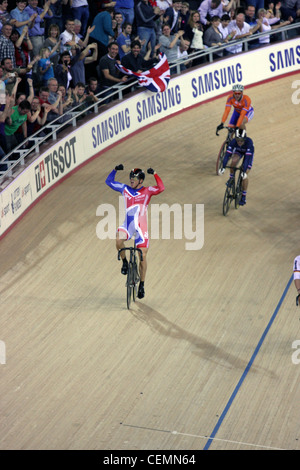 Sir Chris Hoy feiert nach dem Sieg der Herren Keirin-Rennen im London 2012 Olympische Velodrom. Stockfoto