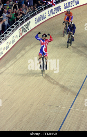 Sir Chris Hoy feiert nach dem Sieg der Herren Keirin-Rennen im London 2012 Olympische Velodrom. Stockfoto