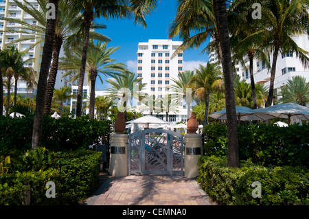 Hintertür zum Strand des Loews Luxushotels in Miami Beach, Florida Stockfoto