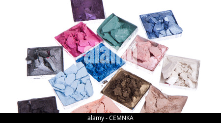 mehrfarbige zerkleinerte Eyeshadows isoliert auf weißem Hintergrund Stockfoto