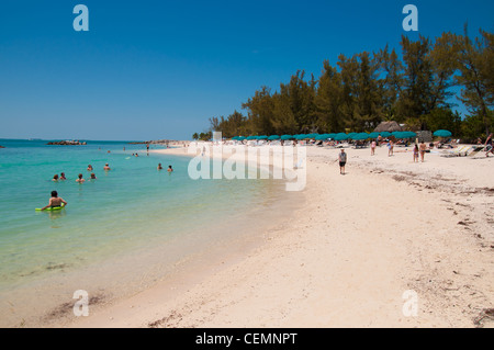 Menschen am Strand von Zachary Taylor Park, Key West, Florida Stockfoto