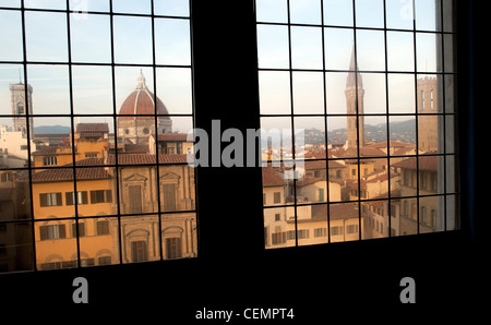 Blick auf Florenz durch ein Fenster Stockfoto