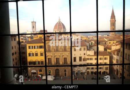 Blick auf Florenz durch ein Fenster Stockfoto