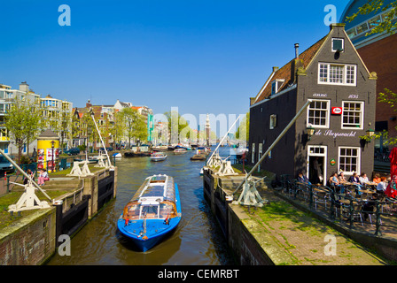 Tour durch die Sint Antoniessluis im jüdischen Viertel Amsterdam Niederlande Holland EU Europa Kreuzfahrtschiff Stockfoto