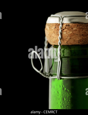 Nahaufnahme des Korkens auf einer geschlossenen Flasche Champagner Stockfoto