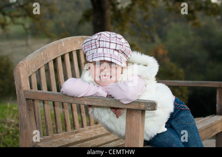 6-jährige Mädchen gekleidet in Kunstpelz Mantel und Hut. Stockfoto