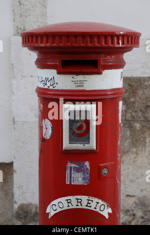 Roten altmodische traditionellen Briefkasten Post Lissabon, Portugal Stockfoto