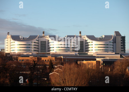 Die neue Queen Elizabeth Hospital, Selly Oak, Birmingham, gesehen aus einer Zufahrtsstraße. Stockfoto