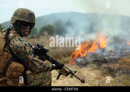 Ein Marine mit Company B, Battalion Landing Team 1. Bataillon, 4. Marines, 31. Marine Expeditionary Unit, sorgt für Sicherheit während eines amphibischen Angriffs hier, Februar 10. Der Angriff war eine multilaterale Übung, die Royal Thai, Republik Korea und US-Marineinfanteristen einschloss und während der Übung Cobra Gold 2012 durchgeführt wurde. CG 2012 zeigt die Entschlossenheit der USA und der teilnehmenden Nationen, die Interoperabilität zu erhöhen und Sicherheit und Frieden in der gesamten asiatisch-pazifischen Region zu fördern. Die 31. MEU ist die US-amerikanische Expeditionstruppe, die in der asiatisch-pazifischen Region bereit ist. Stockfoto