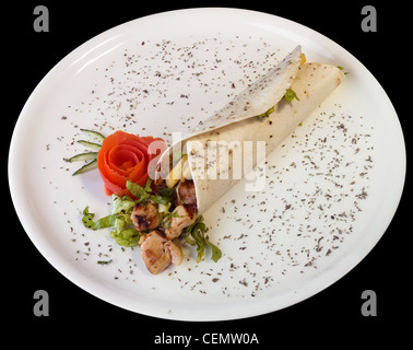 Türkische Kebab auf weißen Teller Ausschnitt mit Beschneidungspfad auf schwarzem Hintergrund Stockfoto