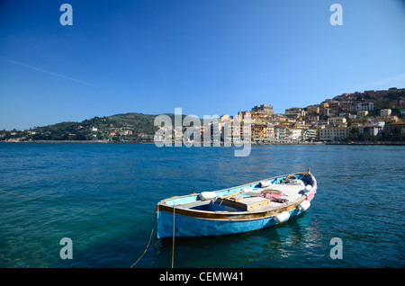 Ein schönes raw Boot in der Bucht von Porto Santo Stefano Stockfoto
