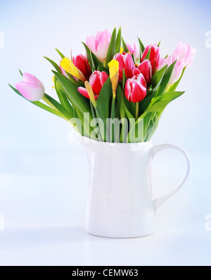 Home-Appliance - schöne Frühlingsblumen in Vase auf dem Tisch Stockfoto