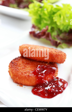 Gebackener Camembert mit Cranberry-Sauce und gemischtem Salat Stockfoto