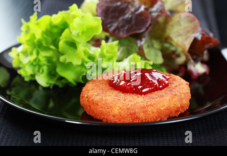 Gebackener Camembert mit Cranberry-Sauce und gemischtem Salat Stockfoto