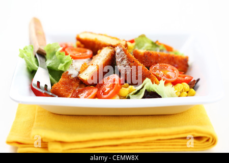 Gemischte Salat mit gebackenen Camembert und Joghurtdressing Stockfoto