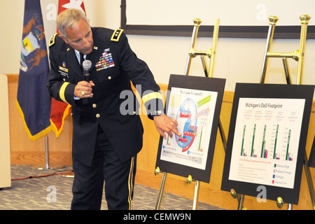 General Gregory J. Vadnais, Adjutant General von Michigan, macht einen Punkt während einer Pressekonferenz am 17. Februar 2012 in Selfridge Air National Guard Base, Mich. Vadnais sprach über den Wert der Nationalgarde für die Nation und die Schlüsselrolle, die die Garde in der nationalen Verteidigung spielt. Stockfoto